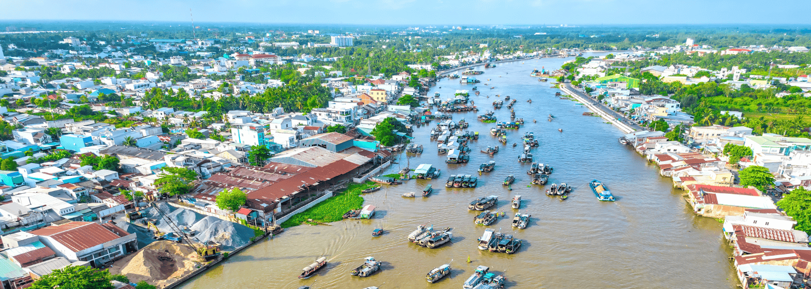 Le marché flottant de Cai Rang à Can Tho, une scène animée avec de nombreux bateaux de commerce sur le fleuve