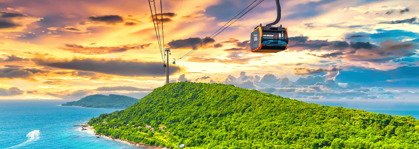 Le téléphérique de Hon Thom à Phu Quoc survolant des collines verdoyantes au coucher du soleil