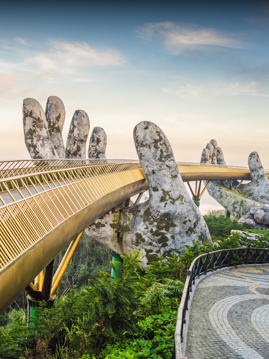 Le célèbre Pont d'Or (Cau Vàng) soutenu par des mains géantes dans les collines de Ba Na à Da Nang
