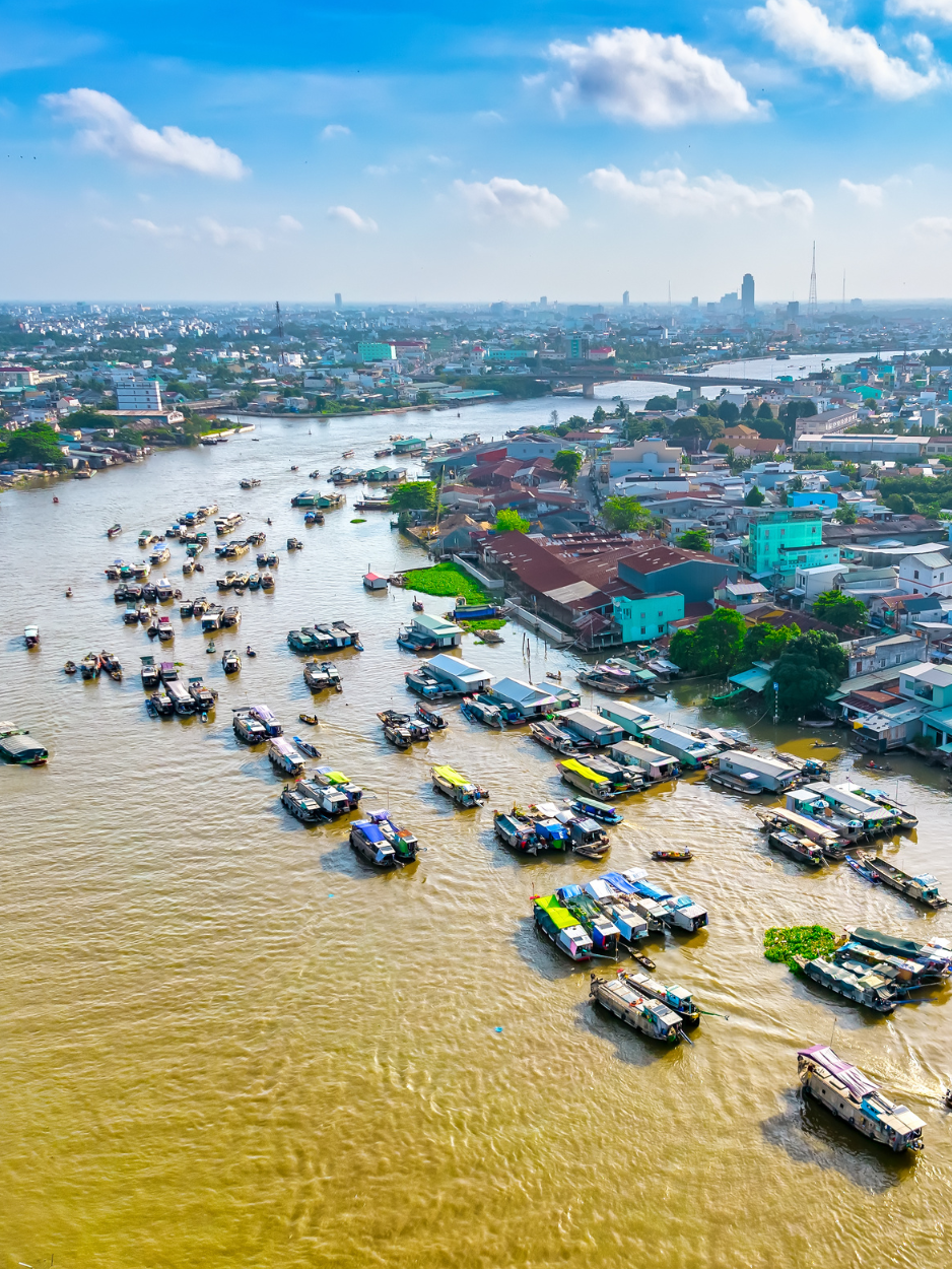 Le marché flottant de Cai Rang à Can Tho, une scène animée avec de nombreux bateaux de commerce sur le fleuve