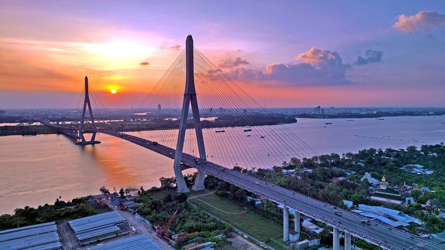 Vue aérienne du pont de Can Tho, le plus grand pont à haubans d'Asie du Sud-Est, au coucher du soleil