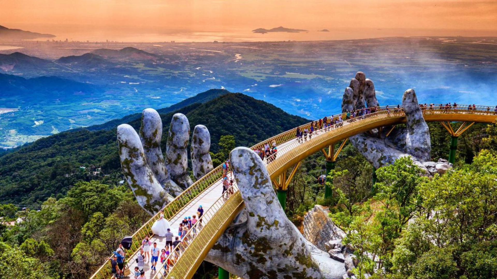 Le célèbre Pont d'Or (Cau Vàng) soutenu par des mains géantes dans les collines de Ba Na à Da Nang