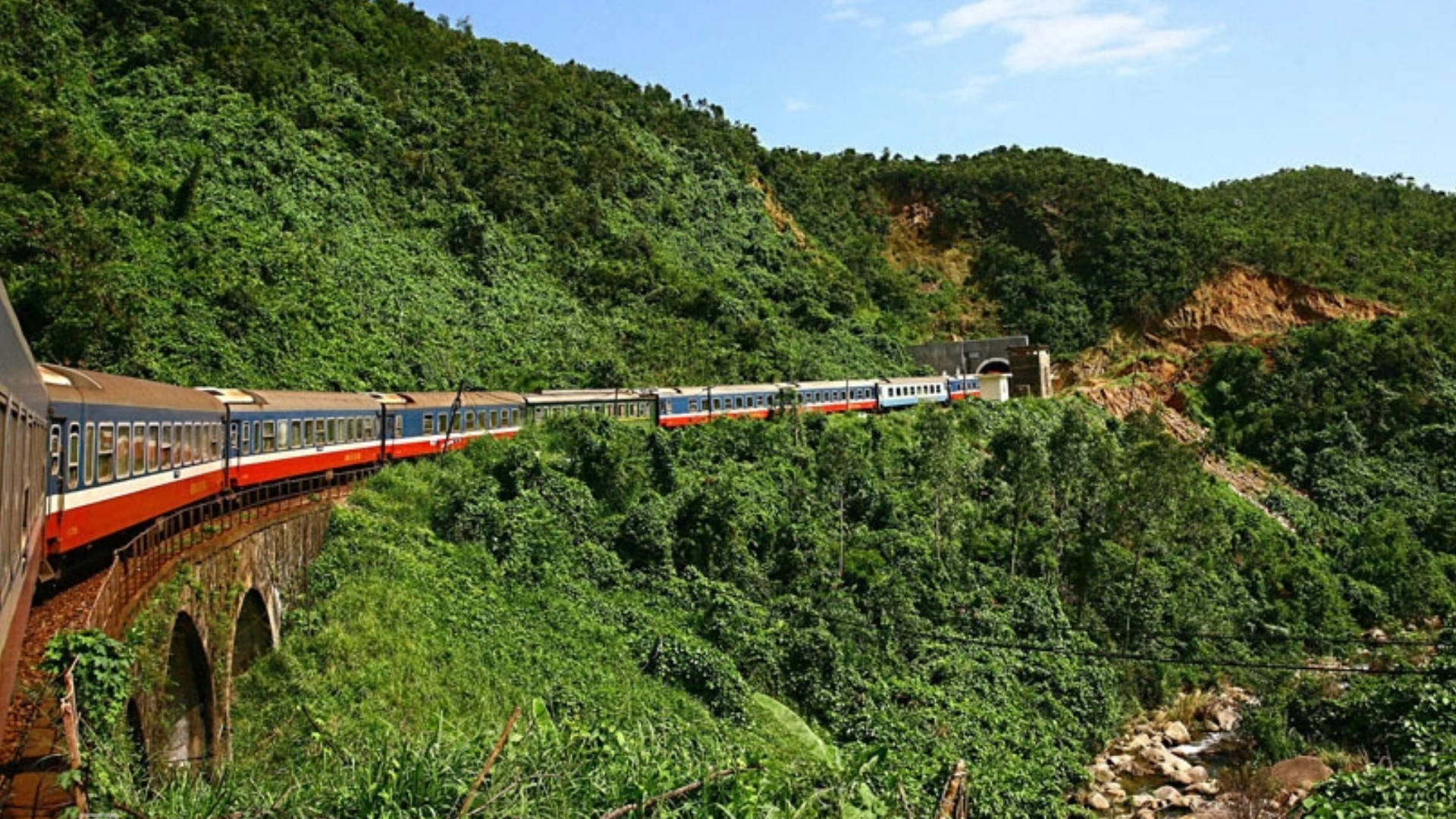 Train traversant le col de Hai Van avec une vue magnifique sur les montagnes et la mer à Da Nang