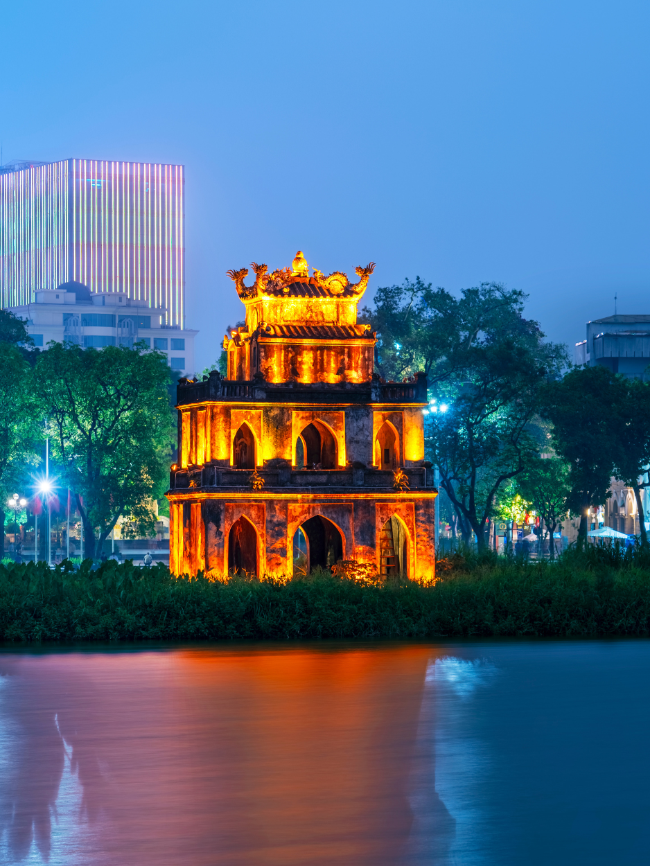 La Tour de la Tortue illuminée la nuit au lac Hoan Kiem, Hanoi