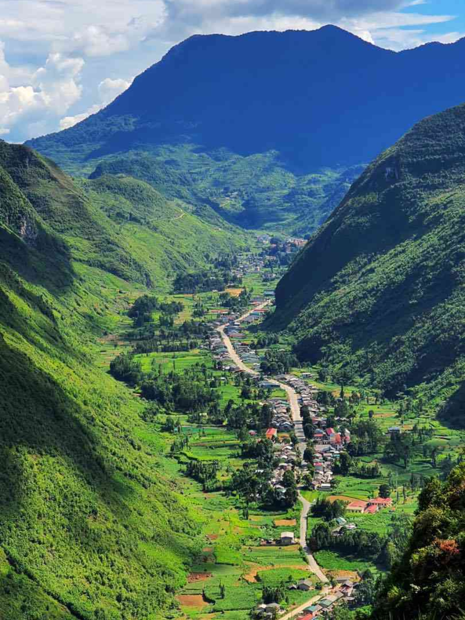 Paysage poétique de rizières en terrasses de Ha Giang émergeant d'une mer de nuages au lever du soleil