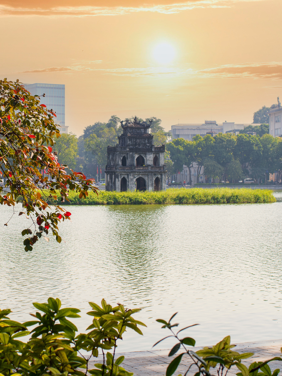 Vue paisible de la Tour de la Tortue sur le lac Hoan Kiem au lever du soleil