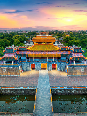 La Cité Impériale de Hué avec la porte Ngo Mon illuminée au crépuscule sous un ciel doré