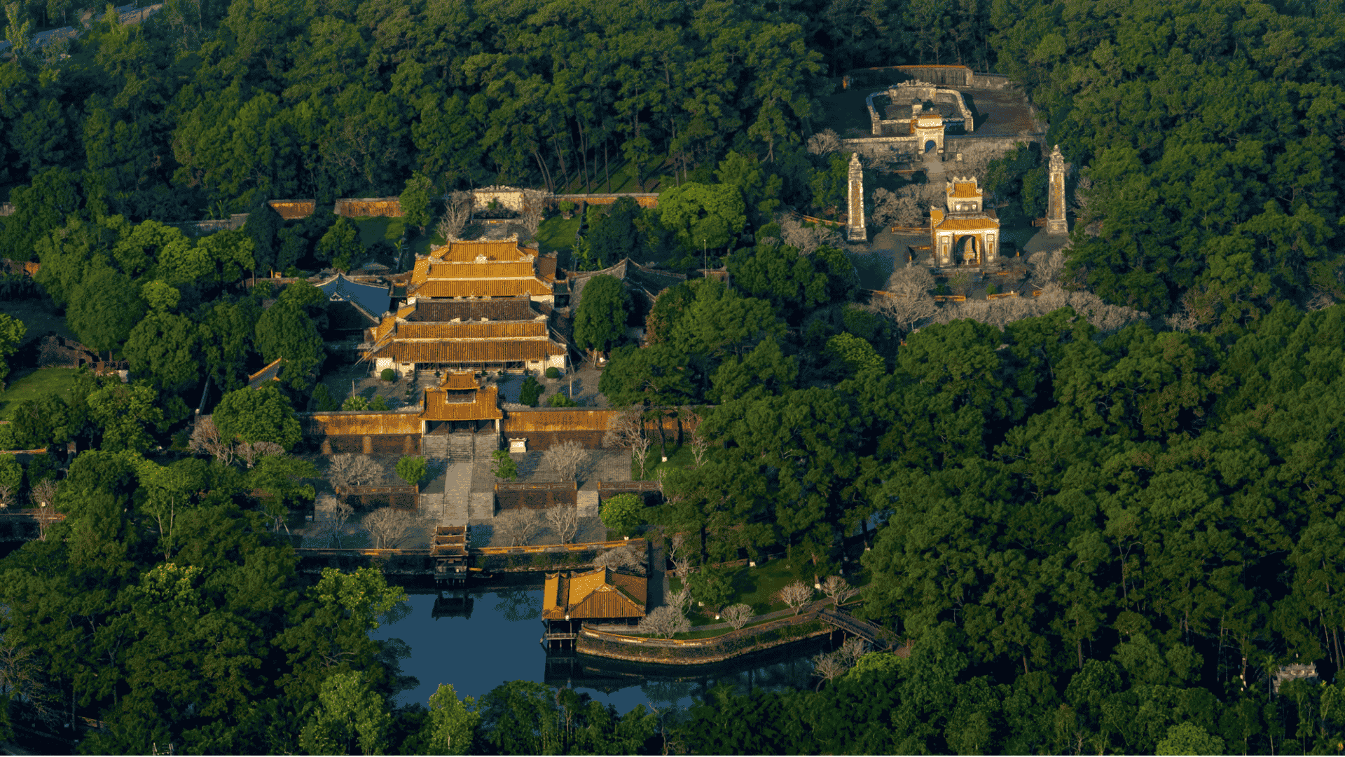 Vue aérienne du tombeau impérial de Minh Mang entouré de forêts et de lacs paisibles à Hué