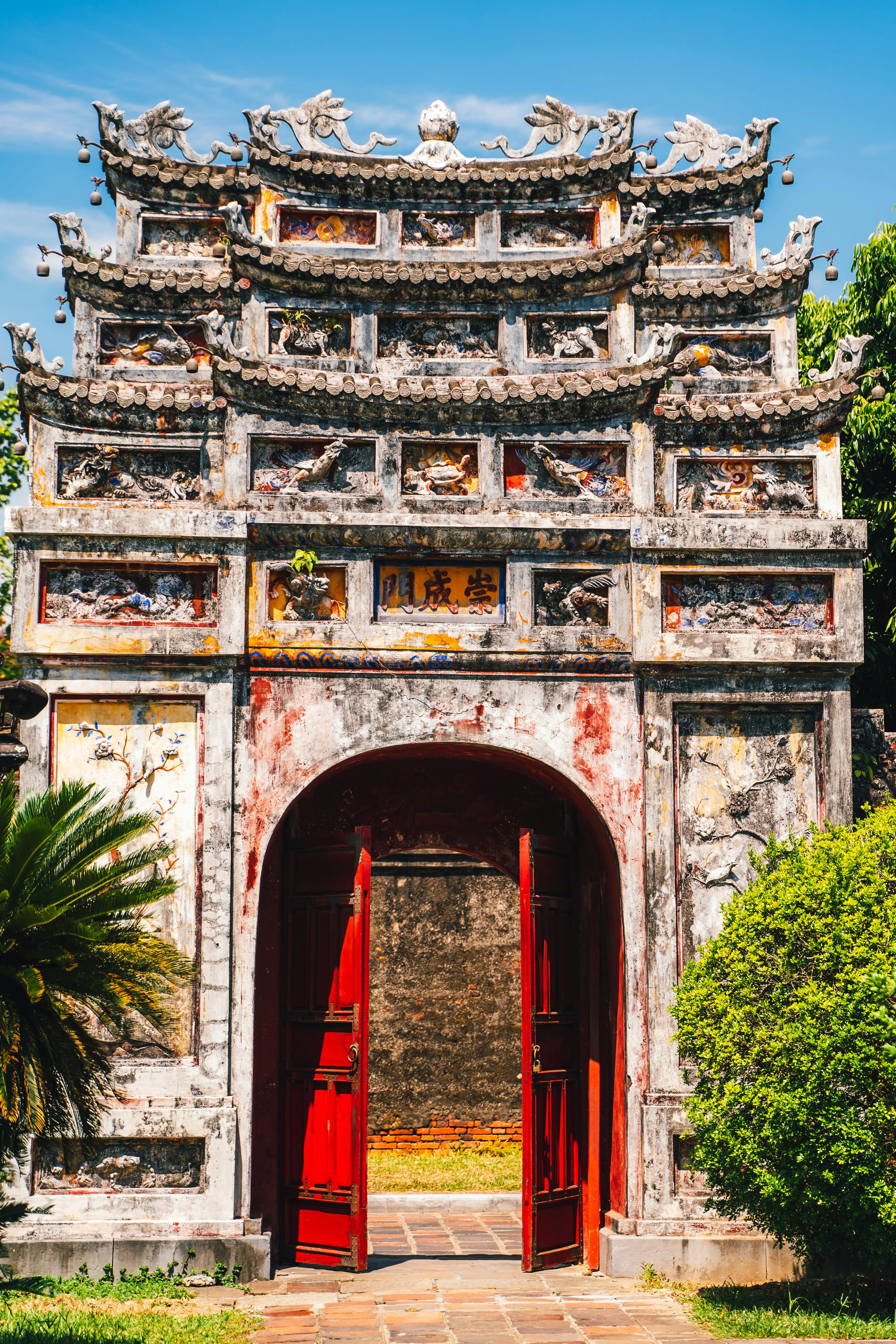 Entrée richement décorée d'un temple ancien ou d'une pagode traditionnelle dans la ville de Hué