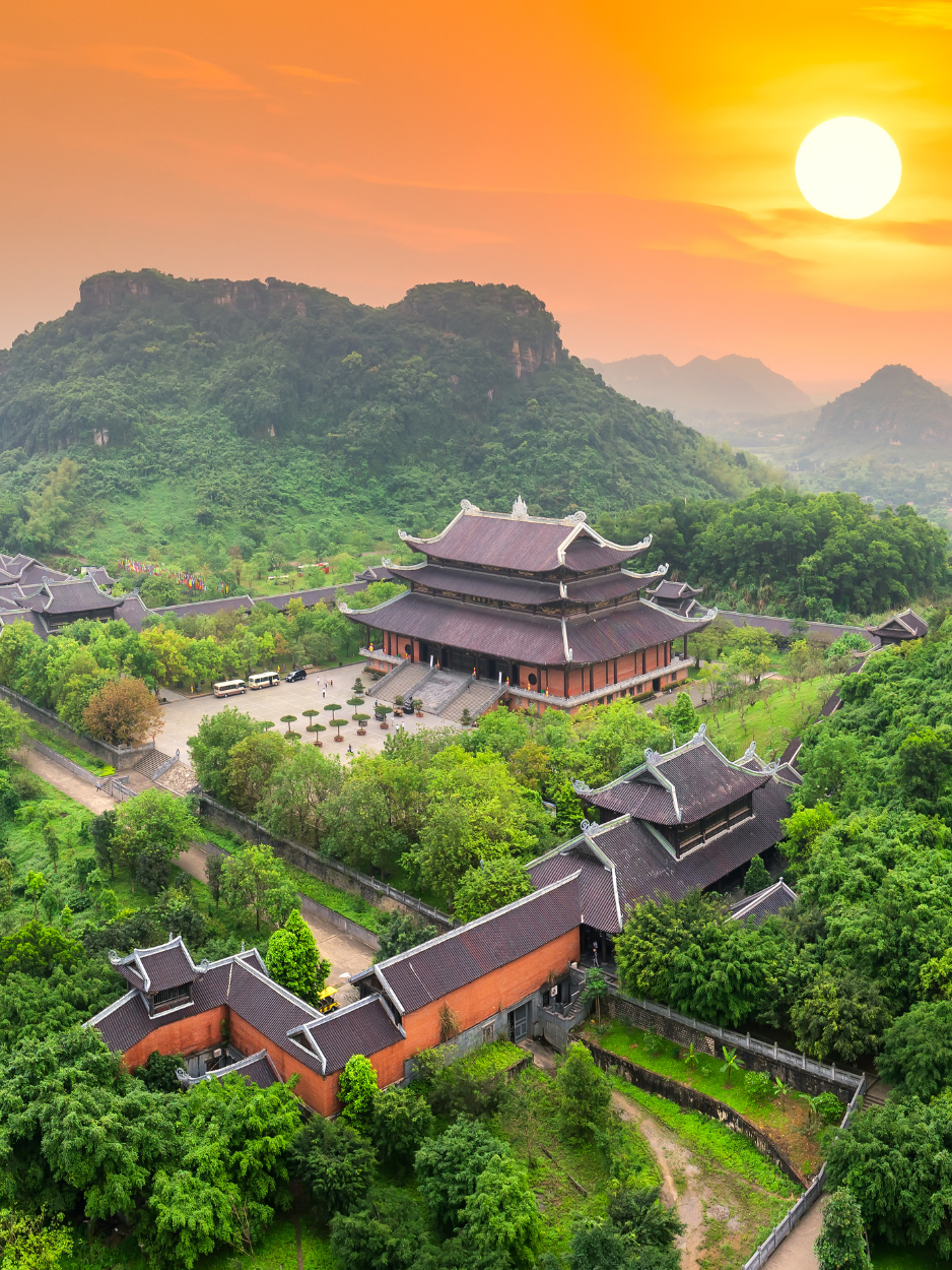 Vue panoramique de la pagode Bai Dinh, le plus grand complexe bouddhiste du Vietnam, entouré de montagnes à Ninh Binh