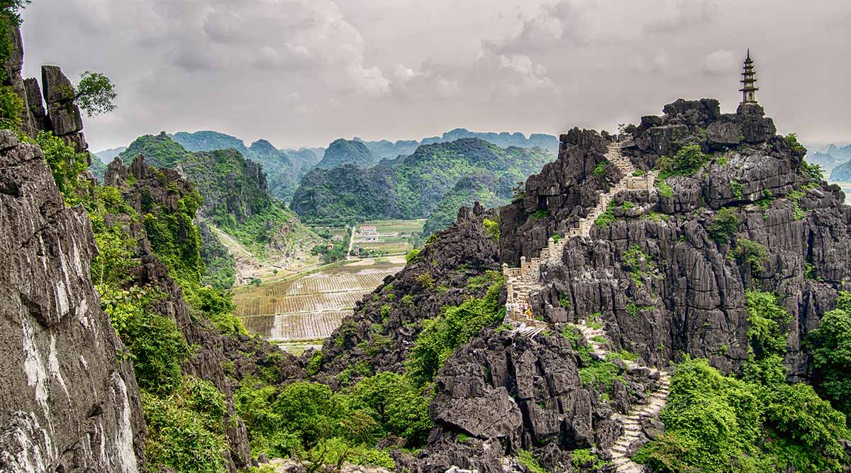 Sentier escarpé menant au sommet de Hang Mua avec une vue imprenable sur les vallées de Ninh Binh