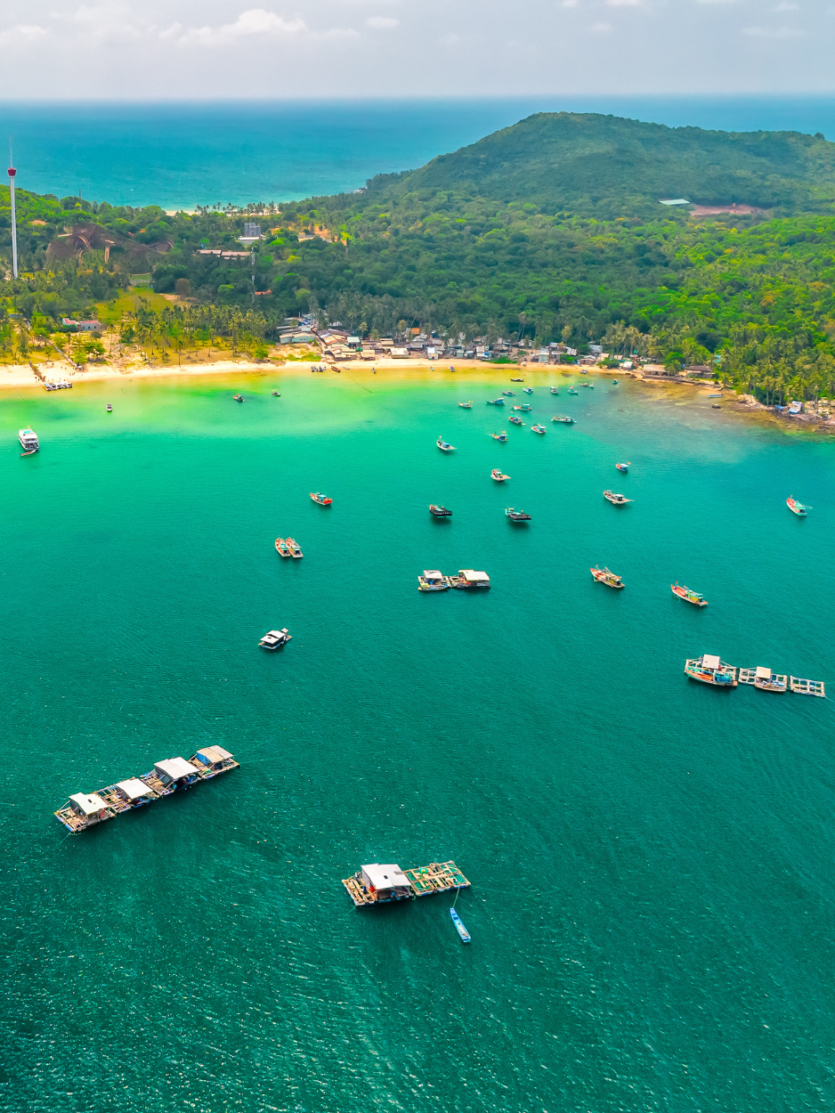 Vue aérienne des fermes perlières et des bateaux de pêche sur les eaux turquoise de l'île de Phu Quoc