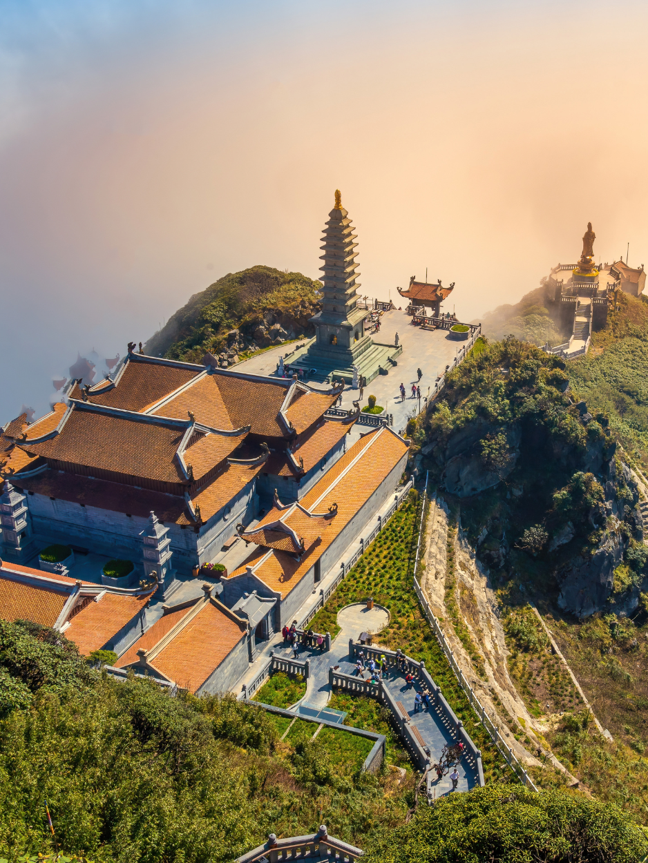Complexe spirituel de pagodes et temples sur les hauteurs de Sa Pa avec une architecture traditionnelle