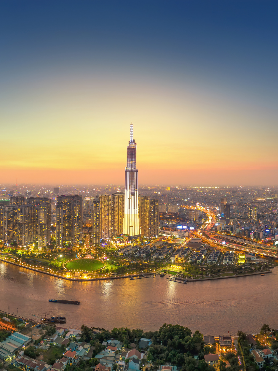 Le gratte-ciel Landmark 81 illuminé au-dessus de la skyline de Ho Chi Minh-Ville au crépuscule