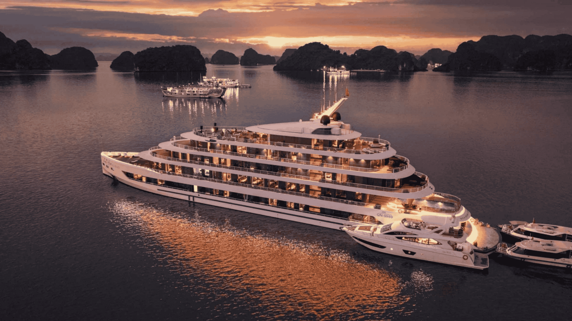Un luxueux paquebot de croisière au coucher du soleil dans la baie d'Ha Long