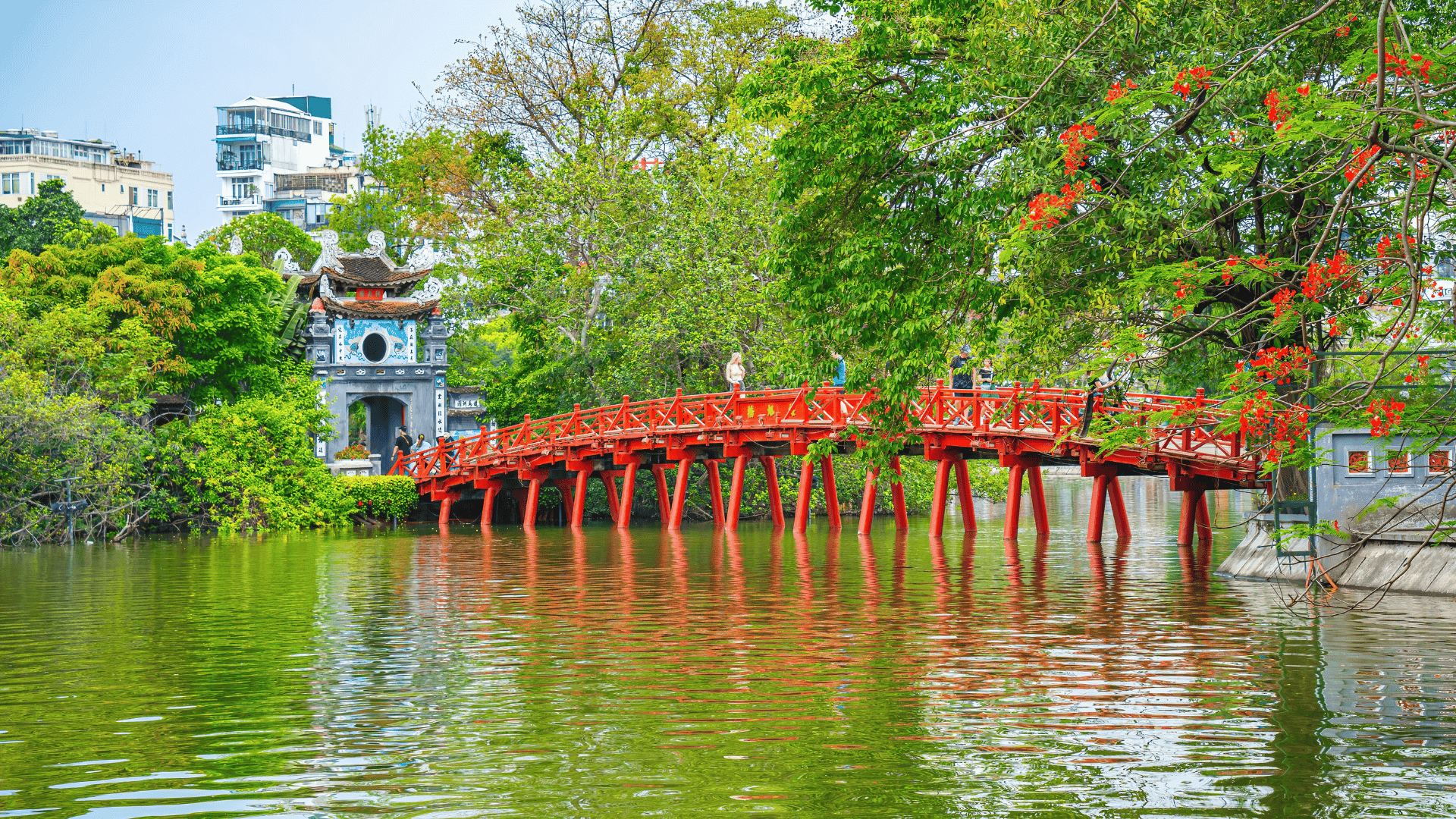 Le pont rouge The Huc, un symbole iconique du lac de l'Épée restituée