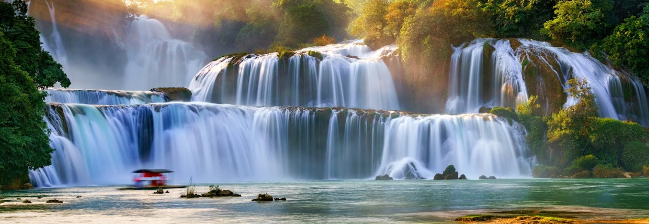 Vue rapprochée des chutes d'eau en paliers de Ban Gioc entourées d'une forêt tropicale luxuriante à Cao Bang