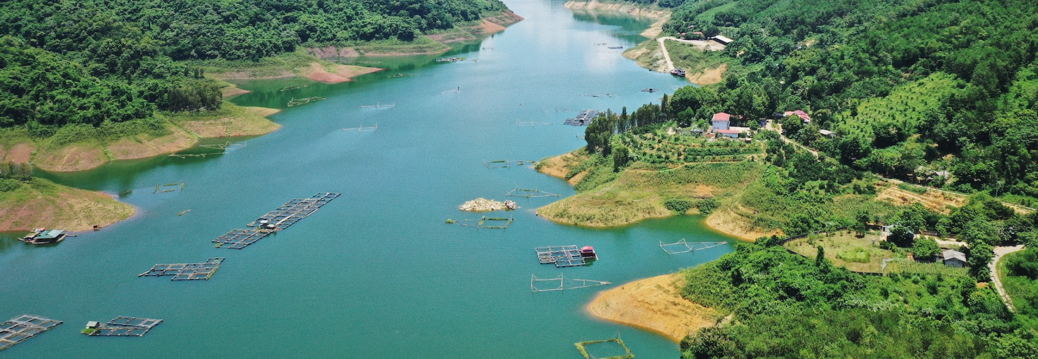 Le magnifique lac de réservoir d'Hoa Binh entouré de montagnes verdoyantes, un site naturel spectaculaire