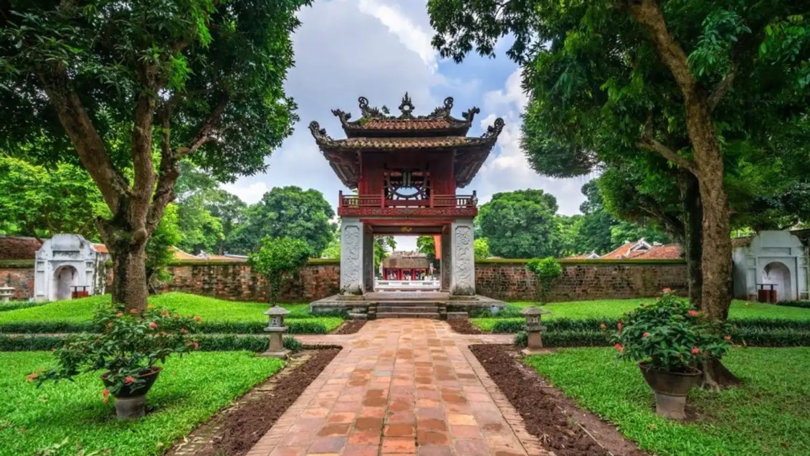 Visiter le Temple de la Littérature, Berceau du Savoir Vietnamien