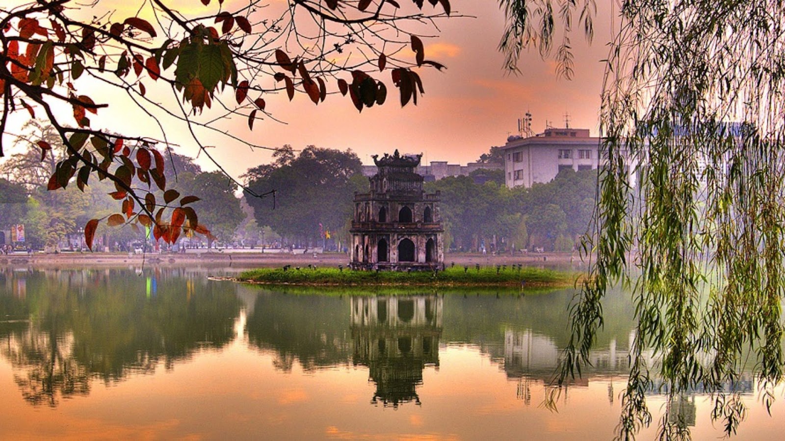 Se Promener Autour du Lac Hoàn Kiếm