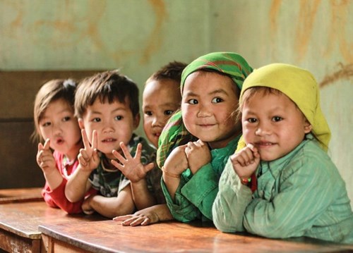 Trois jeunes écoliers montagnards curieux regardant l'objectif
